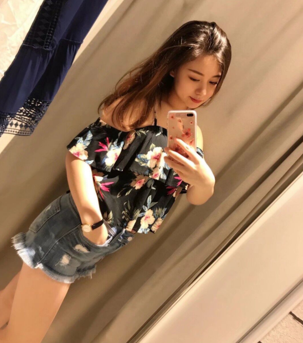 刚下海妙龄女神，身材皮肤超好